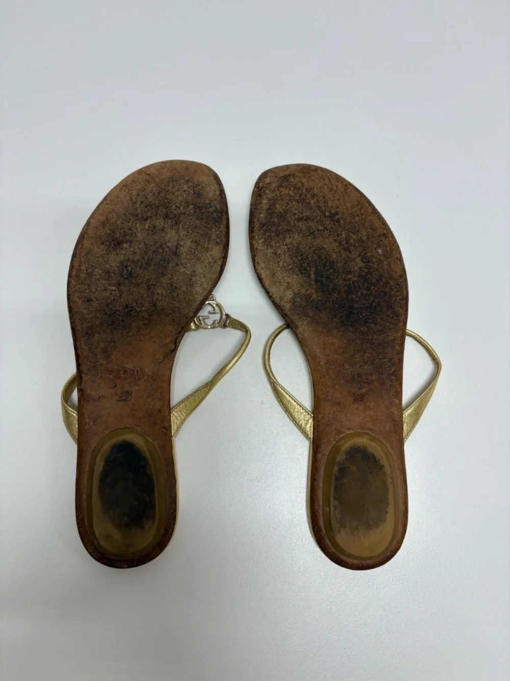 GUCCi Metallic God Leather Thong Flip Flops - Size 38.